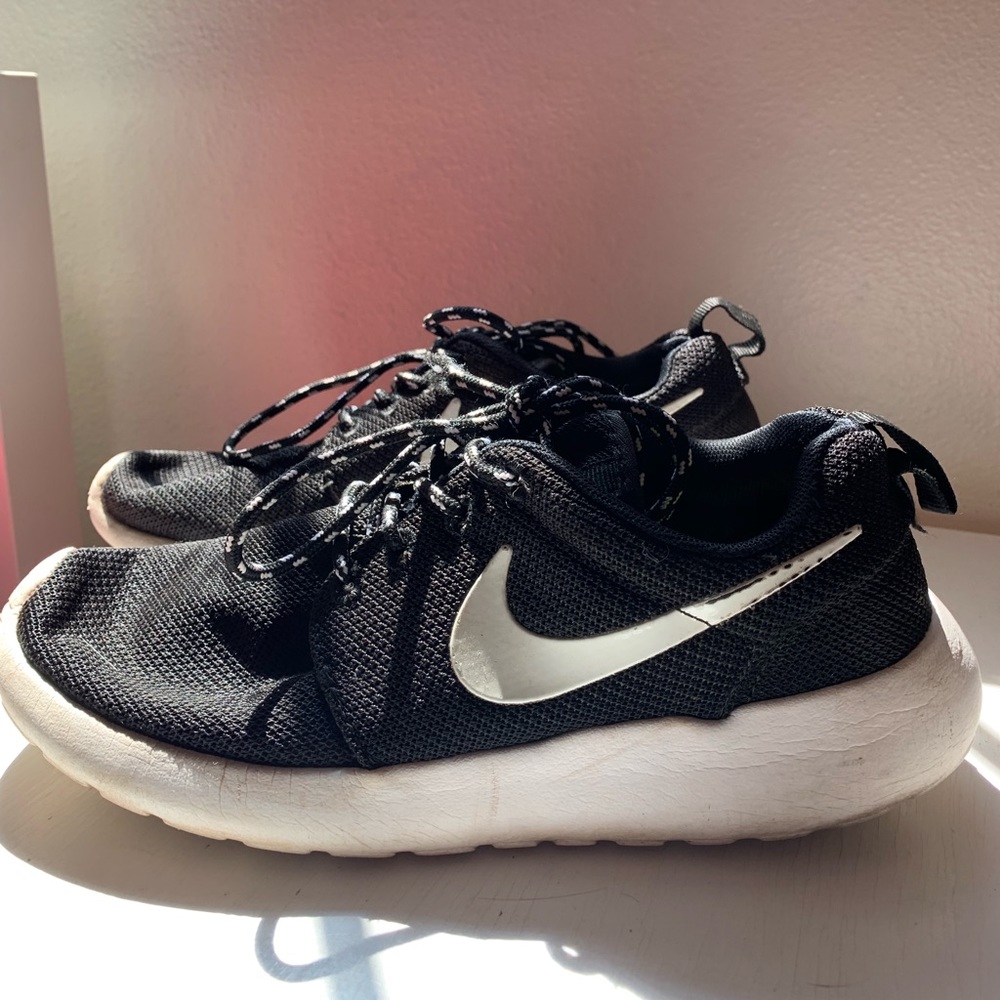 black nike roshes